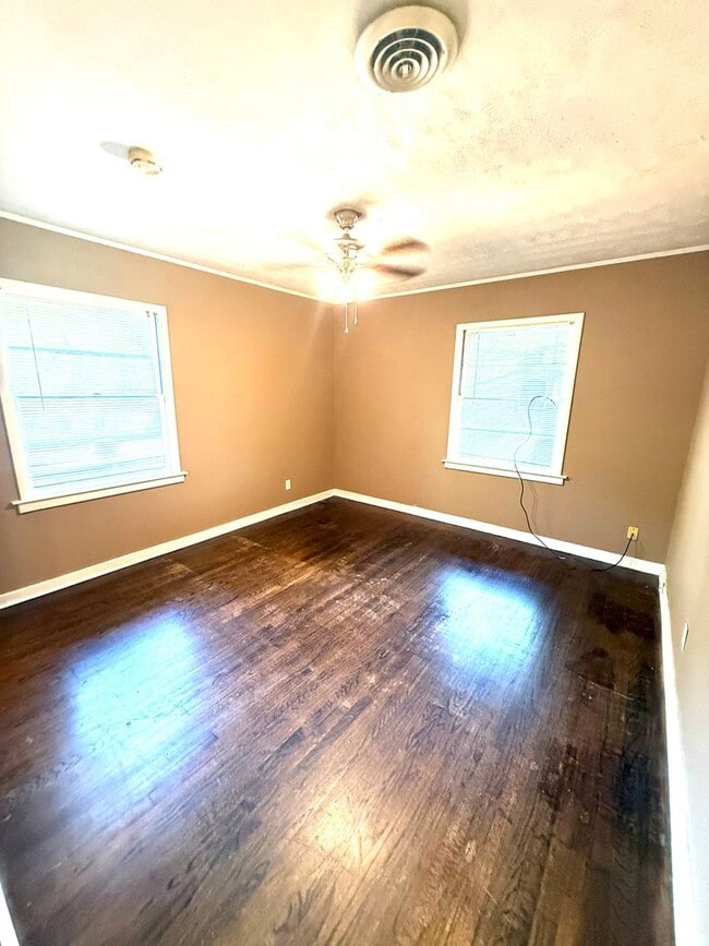 Building Photo - ** 4 Bed 2 Bath located in Forest Hills ** Call 334-366-9198 to schedule a self-tour