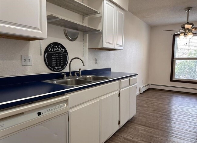 Building Photo - 2 Bedroom 1 Bathroom Condo Heat/Water Paid!