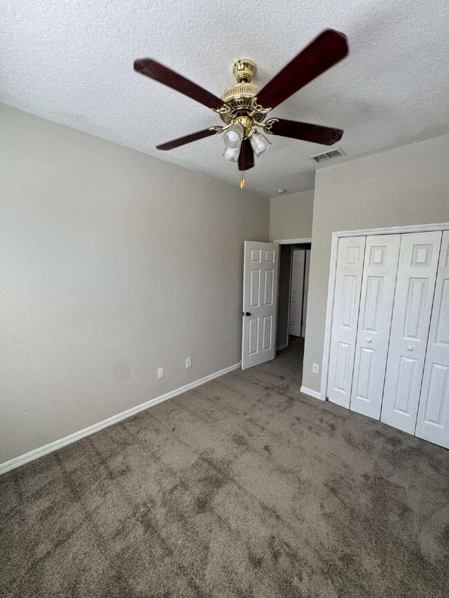 Building Photo - "Charming 3-Bed Oasis in Tampa's Heart – Spacious 1,443 Sq. Ft. with 2.5 Baths!"