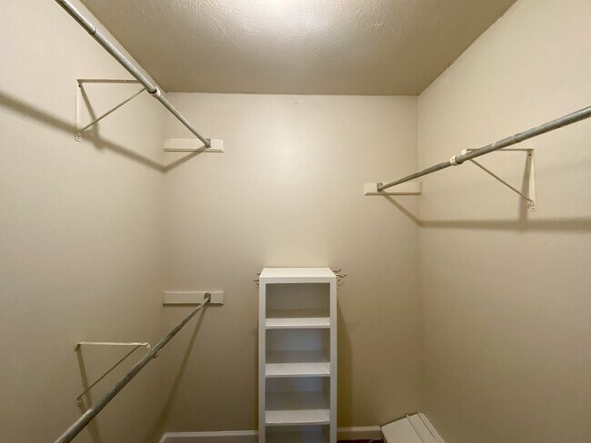 Building Photo - WHISPERING OAKS RARE FIND 3 BD/2 BA AVAILABLE APRIL 7TH!