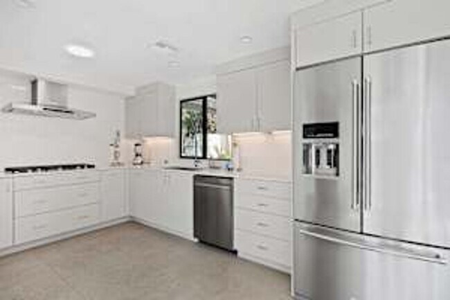 Building Photo - 5 bedroom 5 bath Available for Short Term ...