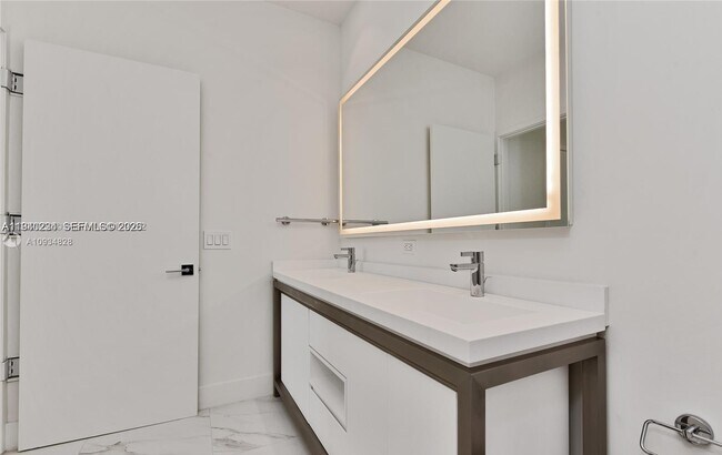 Building Photo - 2000 Metropica Wy