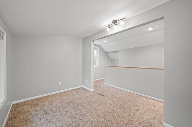 Building Photo - 1711 Rose Pl W