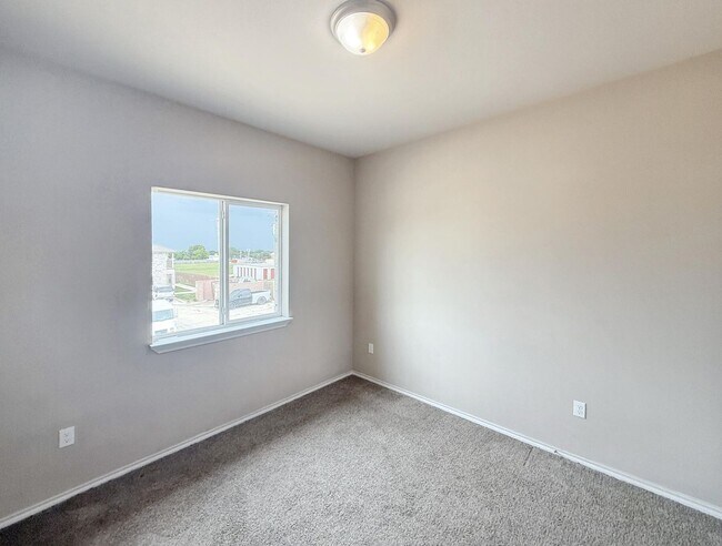Building Photo - Delightful 3-Bedroom Retreat with Inviting...