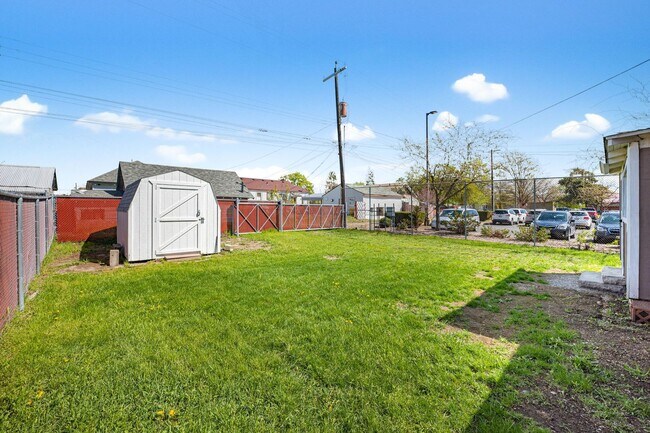 Building Photo - Charming& Updated Northeast Home!