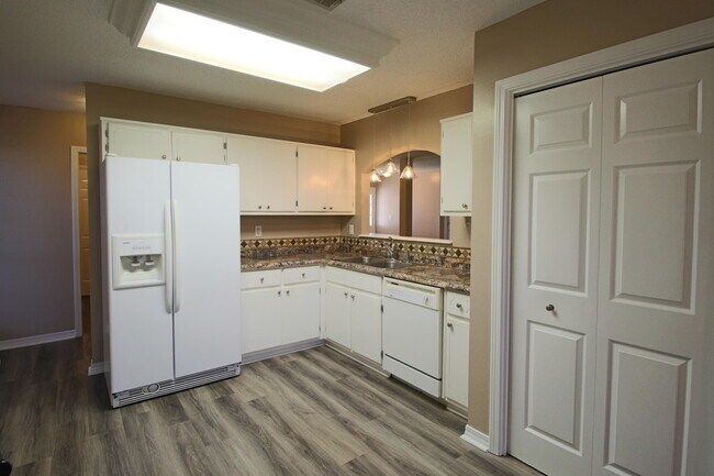 Building Photo - 414 Whirlaway Ct