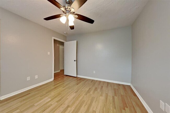 Building Photo - 13627 Montaigne Dr