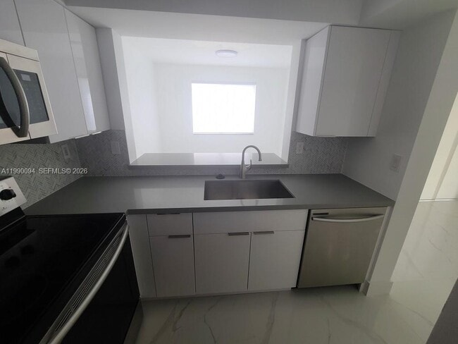 Building Photo - 860 NW 92nd Ave