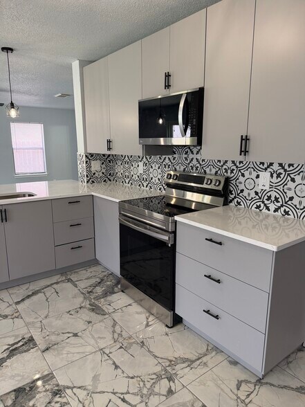 Stove & cabinets - 9647 Orchid Mdws