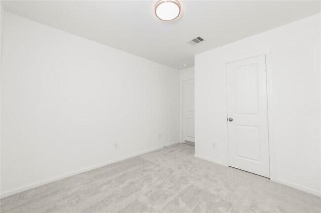 Building Photo - 1626 Red Oak Dr