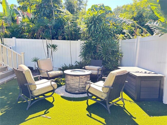 Building Photo - 324 Julia Pl