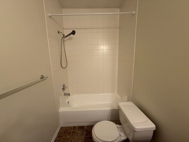 Building Photo - 4 Bed 3 Bath Gated Townhome Near Maplewood Golf
