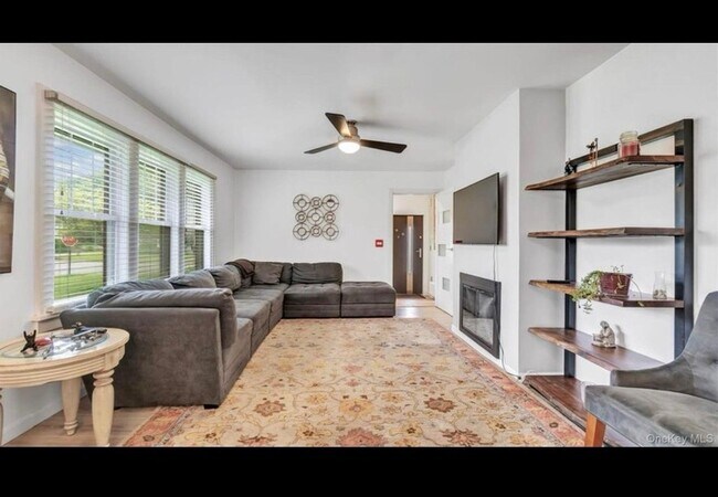 Building Photo - 143 Hallock St