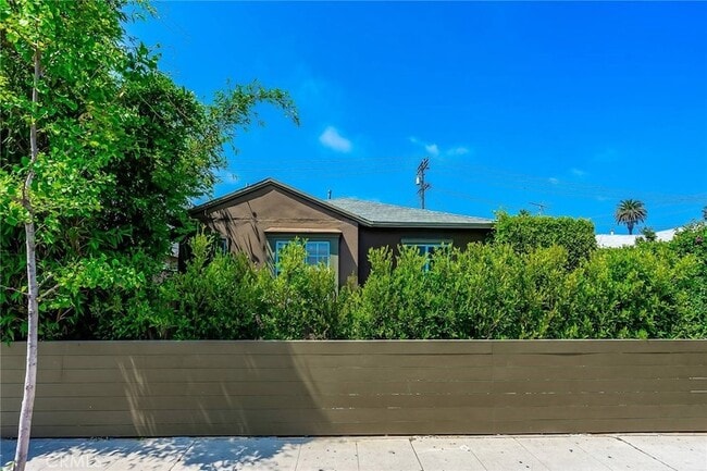 Building Photo - 313 Venice Way