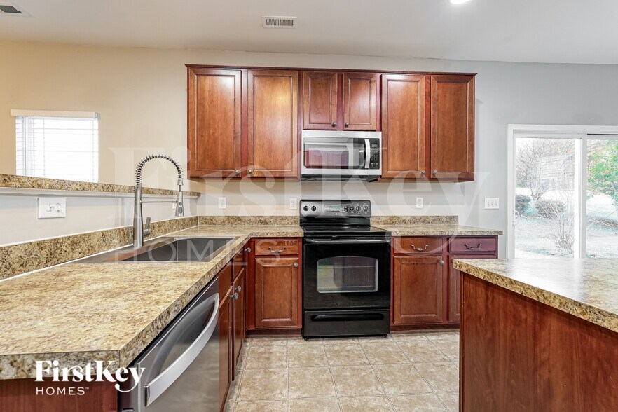 Building Photo - 137 Rosewalk Ln