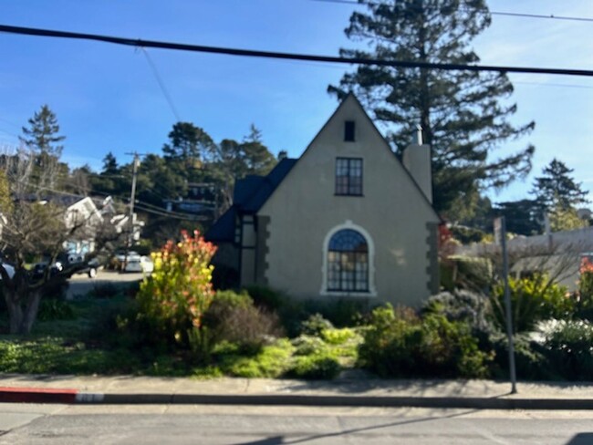 Building Photo - Charming Mill Valley Home Available Beginn...