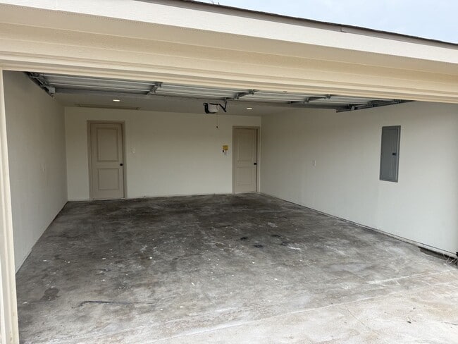 Building Photo - 402 N Nolan River Rd