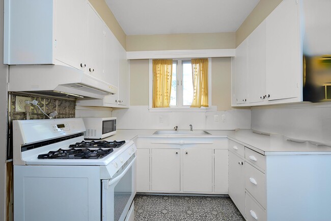 Building Photo - Beautiful 3-Bed 2-Bath Home Available In N...