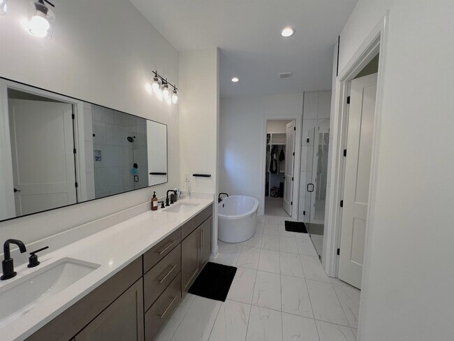 Building Photo - 607 Covington Walk Ln S