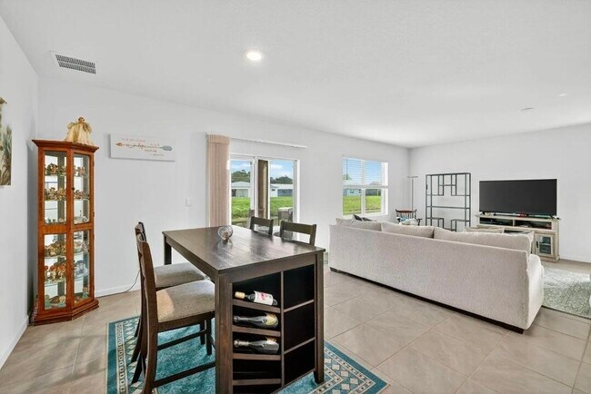 Building Photo - 543 SW Whitmore Dr