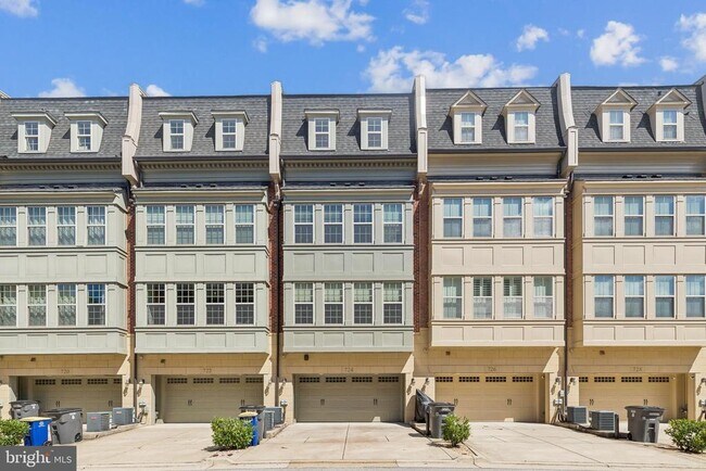 Building Photo - 724 Sentry Square