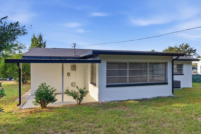 Building Photo - Charming  Florida 2 Bedroom Bungalow with an Additional Bonus/Sunroom, Covered Parking & Patio