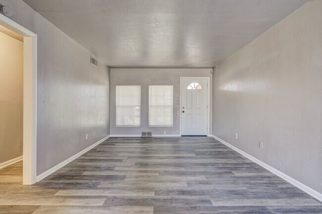 Building Photo - Stunning 3-Bedroom Property / With Shelter