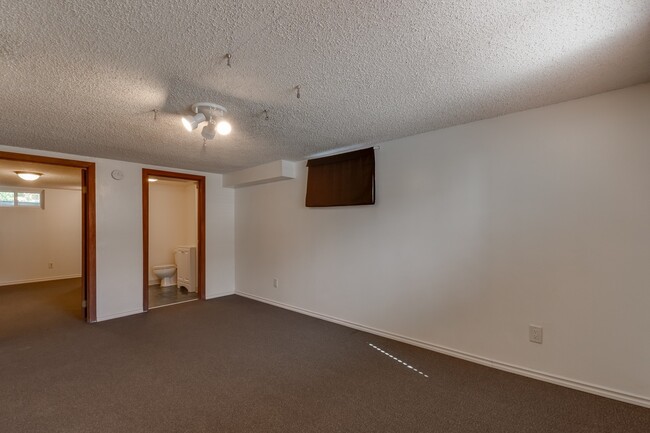 Building Photo - COMING SOON !!! Shadle Park 3 Bedroom 2 Bath Home near Garland district