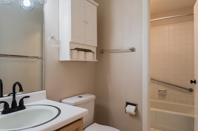 Building Photo - 925 Country Club Dr SE