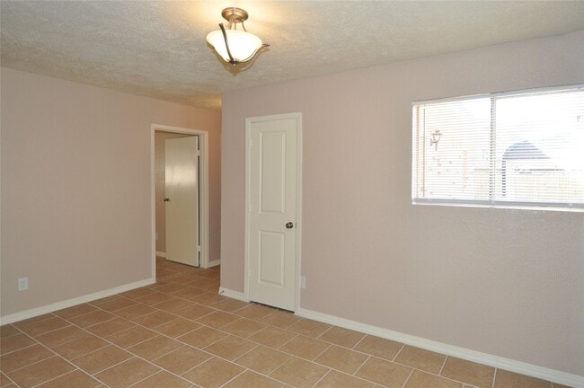 Building Photo - 4710 Pine St