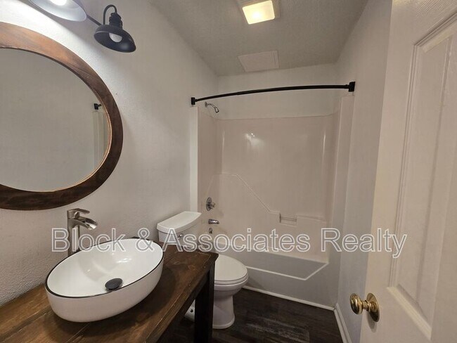 Building Photo - 606 English Ct