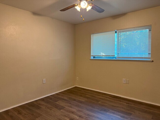 Building Photo - 12648 King Oaks Dr