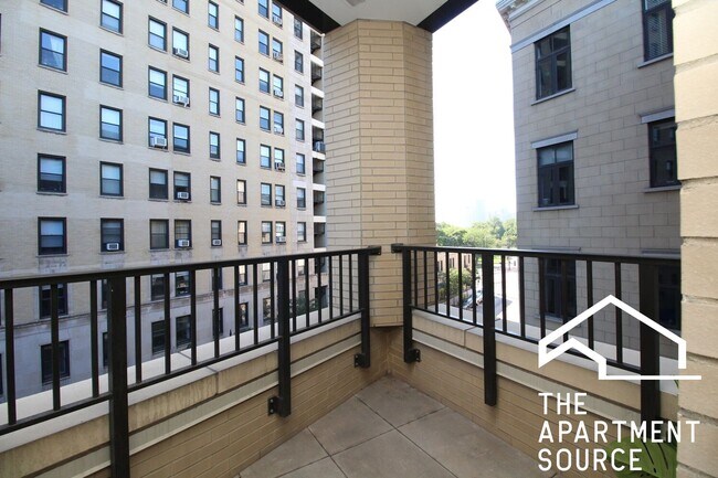 Building Photo - 2050 N Clark St