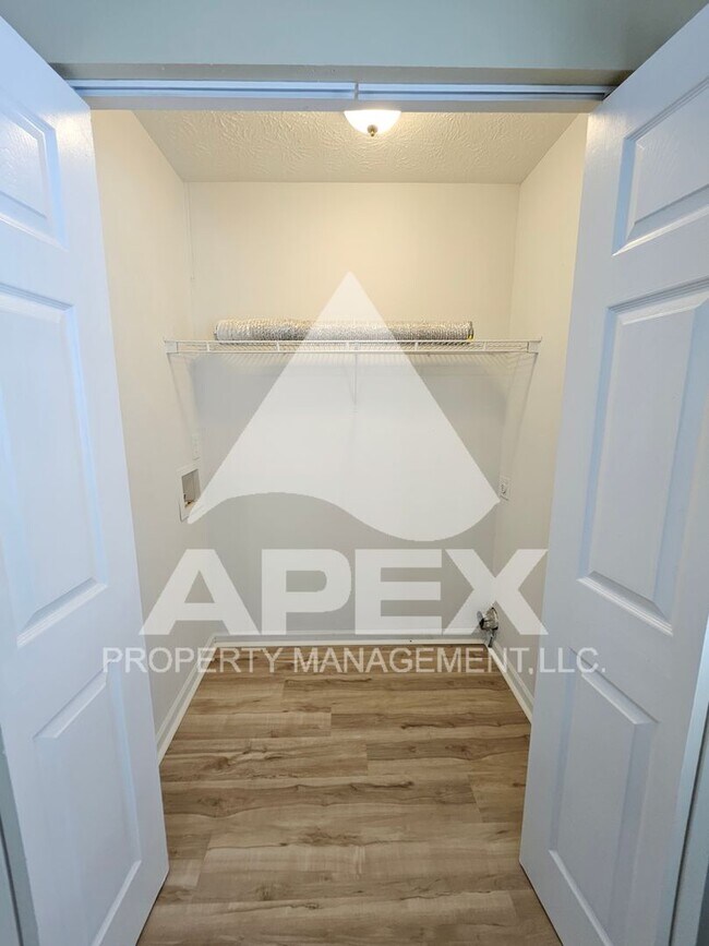 Building Photo - MOVE-IN SPECIAL,NO RENT TIL JUNE 1ST! - Nice 2 Bd | 1.5 Ba Townhouse in West Knox Condo Community!