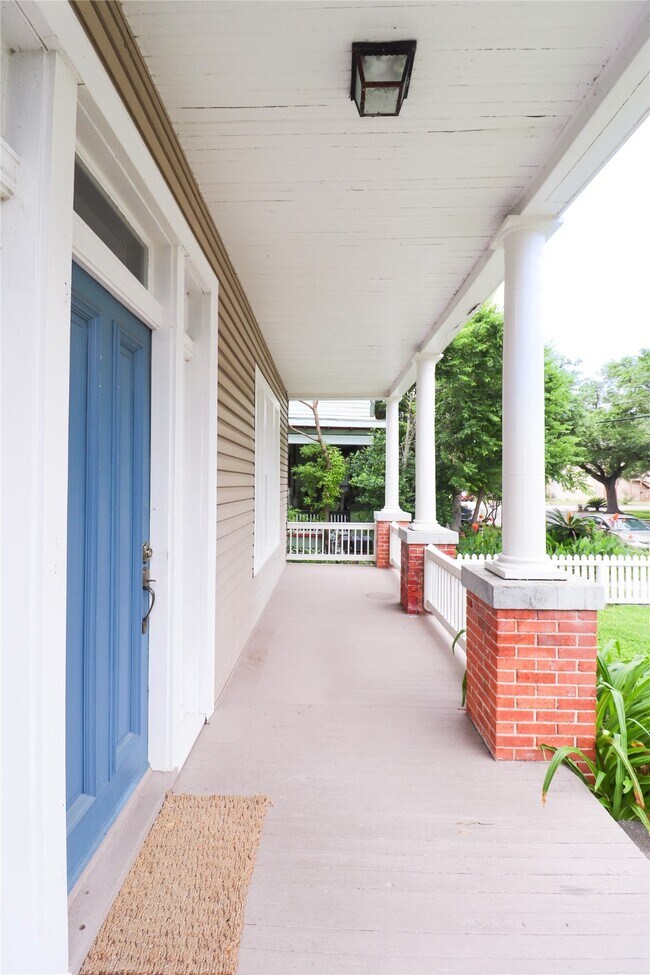 Building Photo - 3012 Avenue O 1/2