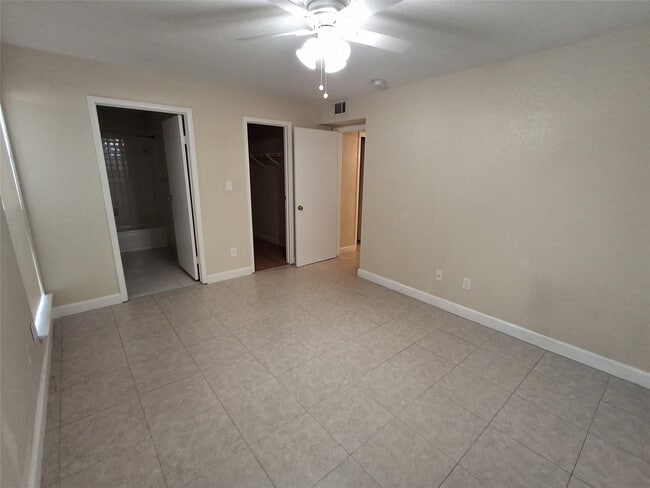 Building Photo - 899 Riverside Dr