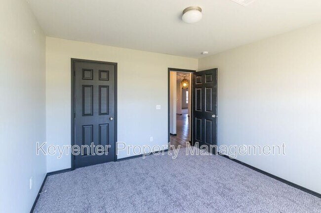 Building Photo - 1425 Sandstone Dr