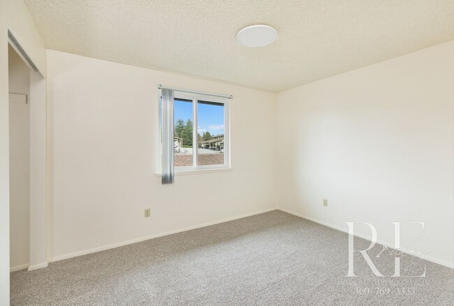 Building Photo - Skyline Serenity: Spacious Second-Floor Co...