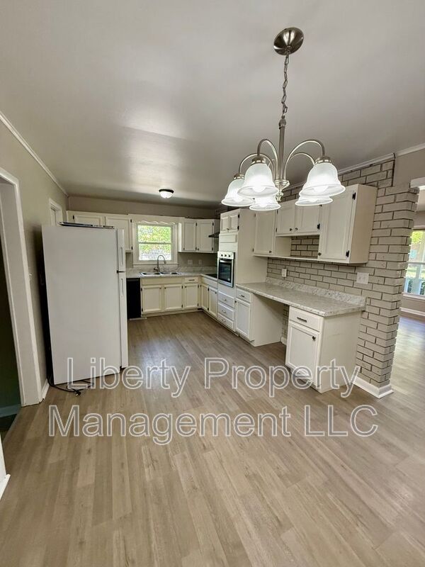 Building Photo - 475 Albemarle Dr