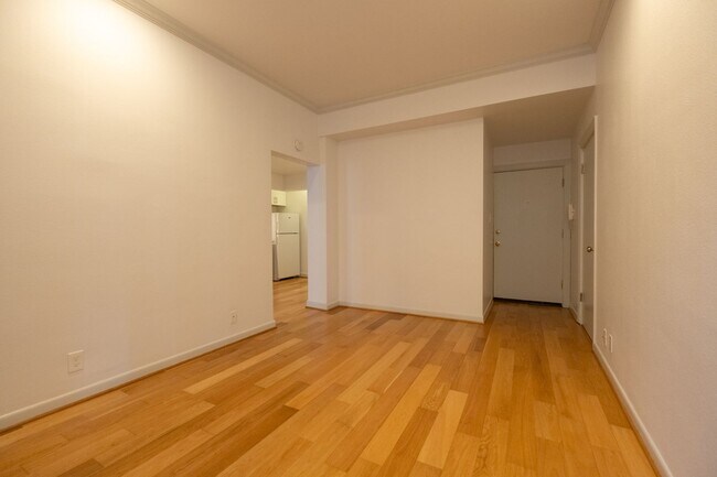 Building Photo - Historic Charm and Modern Comfort in Downt...