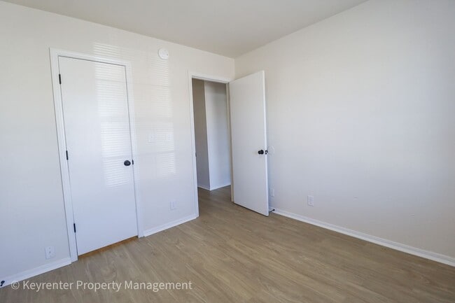 Building Photo - E 31st Ct Duplex