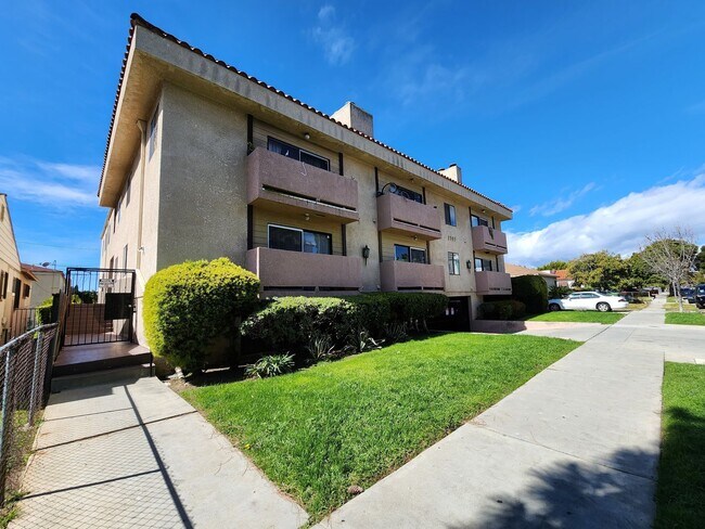 Building Photo - 3747 Kelton Ave.
