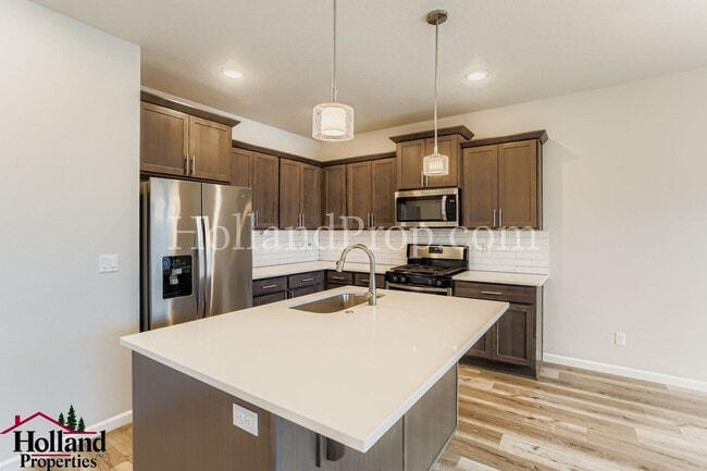 Building Photo - Amaizing 5-Bedroom, with Pergola! Move in special $300 off first month rent*** NEW PRICE at $2,750!