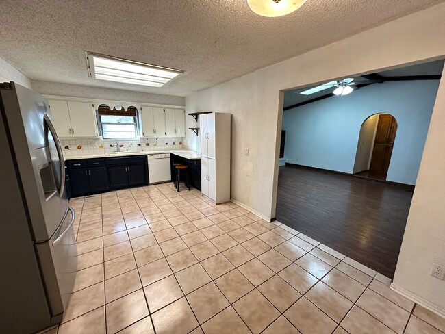 Building Photo - 4bed/3bath Home Available for Rent in Central Norman!!