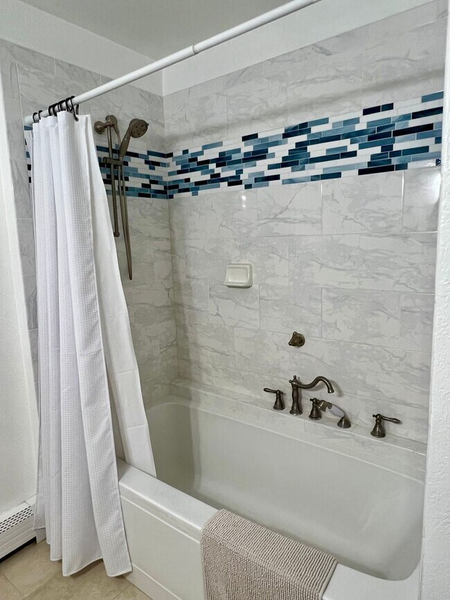 Building Photo - Available in July! Pet Friendly Fully Furn...