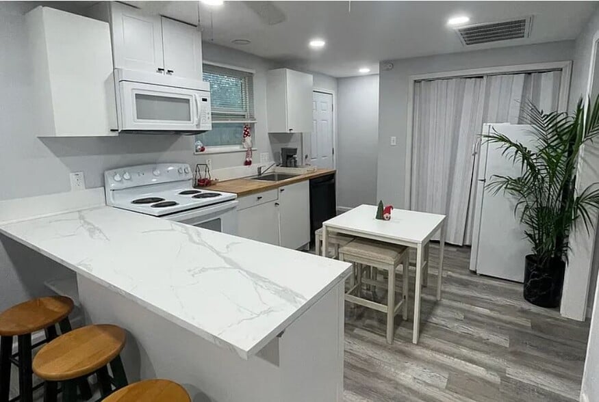 Building Photo - 208 E Magnolia St