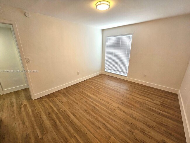 Building Photo - 10822 N Kendall Dr