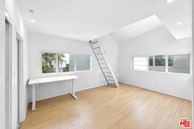 Building Photo - 2100 Abbot Kinney Blvd