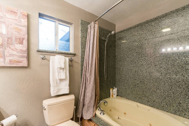 Building Photo - 2358 Thompson Pl