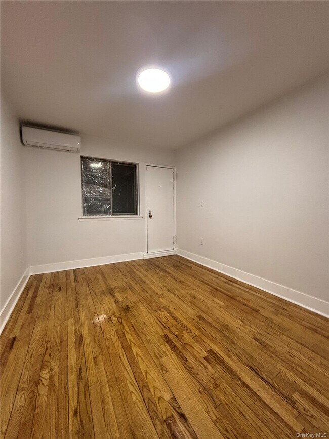 Building Photo - 730 E 217th St